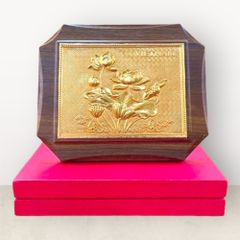 Tranh hoa sen để bàn bằng đồng vàng mạ vàng 24K KT20x25cm - Quà tặng hoa sen
