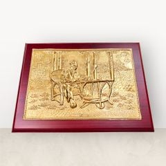 Tranh Bác Hồ ngồi ghế mây mạ vàng 24k để bàn KT23x32cm - Tranh quà tặng Đồng Đông Sơn