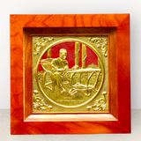 Tranh Bác Hồ ngồi ghế mây nền đỏ bằng đồng vàng KT38x38cm- Tranh quà tặng Đồng Đông Sơn