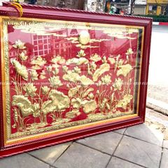 Tranh hoa sen bằng đồng vàng nền đỏ KT 1m29x80cm