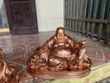Tượng Di Lặc tựa bao tiền bằng đồng đỏ KT32x42cm - Đồng Đông Sơn