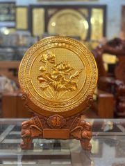 Tranh hoa sen để bàn đồng mạ vàng 24K DK 26cm, đế gỗ - Quà tặng hoa sen