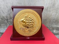 Tranh Thuận Buồm Xuôi Gió để bàn đồng vàng mạ vàng 24K KT 23cm - Quà tặng thuận buồm