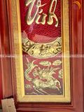 Bộ đại tự câu đối khung gỗ kích thước 1m76 đồng vàng nền đỏ đen