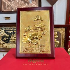 Tranh hoa sen để bàn bằng đồng vàng mạ vàng 24K KT32x23cm - Quà tặng hoa sen