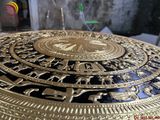 Mặt trống đồng thúc tay dát vàng 14k nền đen | mặt trống đồng đông sơn ĐK 60cm