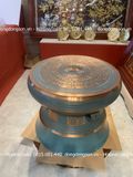 Trống đồng đỏ màu xanh coban chạm chìm hoa văn Ngọc Lũ DK 71cm (Mẫu thiết kế độc)