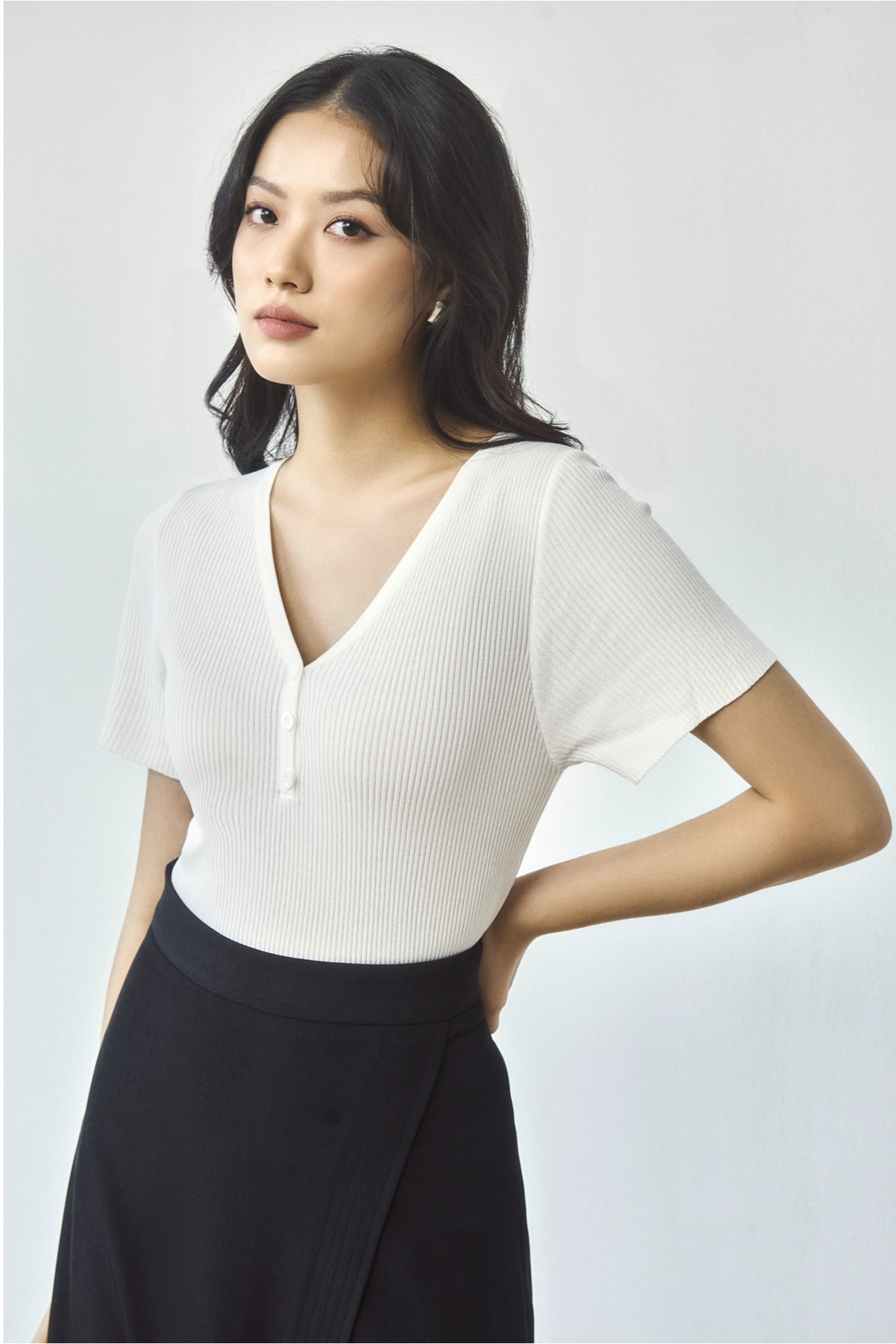 Set áo croptop cùng chân váy maxi đen xẻ tà