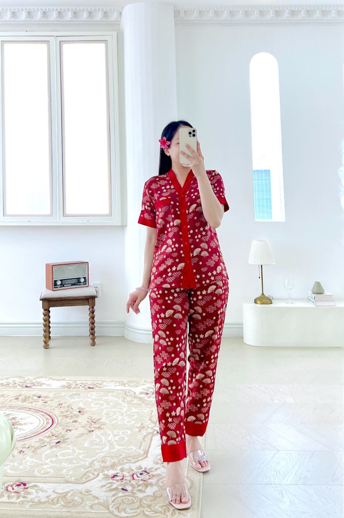 Pijama lụa mango mềm mại, không nhăn Satino TNQD cổ Y- Jadie Red Wine