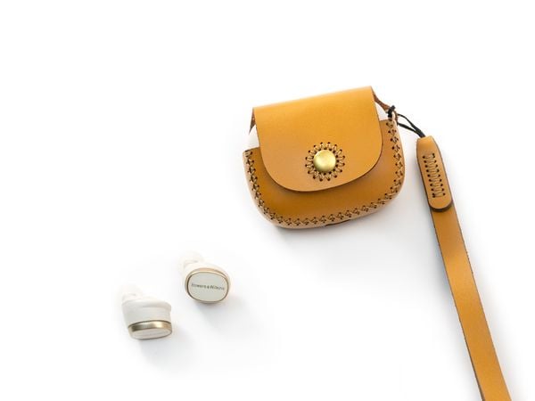  Bowers & Wilkins Pi8 - Bao da SEN tai nghe 