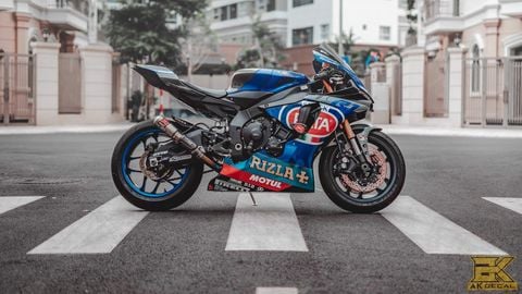 YAMAHA R1 - 011