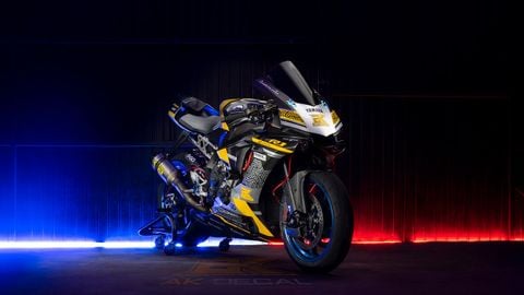 YAMAHA R1 - 008