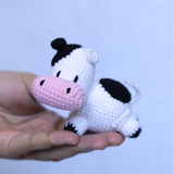 Bò sữa amigurumi làm thủ công bằng len, mô hình gấu dễ thương, tiny crochet