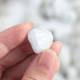 Đá rainbow moonstone mài bóng tự nhiên, năng lượng giúp tập trung cho học tập