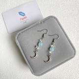 Khuyên tai đá aquamarine và thạch anh trắng cùng charm mặt trăng năng lượng tích cực