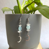 Khuyên tai đá aquamarine và thạch anh trắng cùng charm mặt trăng năng lượng tích cực