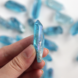 Đá Aqua aura quartz (thạch anh hào quang xanh biển) phủ màu, năng lượng tự tin và bình yên của biển cả