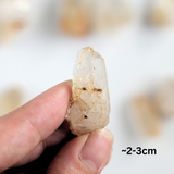 Tinh thể thạch anh trắng thô tự nhiên size 2-3cm, mang năng lượng thuần khiết và tích cực, đặt bàn rất tốt