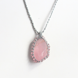 Vòng cổ đá thạch anh hồng (rose quartz) thô bọc kiểu micro macrame với dây, hàng Limited chỉ có 1 mẫu