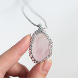 Vòng cổ đá thạch anh hồng (rose quartz) thô bọc kiểu micro macrame với dây, hàng Limited chỉ có 1 mẫu