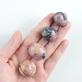 Đá Tường vi Rhodonite năng lượng chữa lành tình yêu và thư giãn