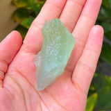 Đá Raw Green Flourite mang năng lượng tình yêu và chữa lành