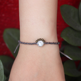 Vòng tay macrame đá Bạch Tùng (Howlite) kiểu đơn giản - viên đá tốt cho học tập