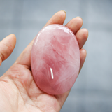 Đá tự nhiên cầm tay thạch anh hồng Rose quartz dùng để thiền, năng lượng đá phong thủy, thúc đẩy tình yêu