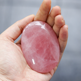 Đá tự nhiên cầm tay thạch anh hồng Rose quartz dùng để thiền, năng lượng đá phong thủy, thúc đẩy tình yêu