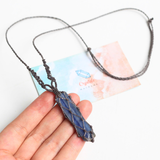 Vòng cổ đá thô Kyanite họa tiết Macrame năng lượng tích cực mạnh và giúp kết nối