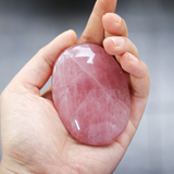 Đá tự nhiên cầm tay thạch anh hồng Rose quartz dùng để thiền, năng lượng đá phong thủy, thúc đẩy tình yêu