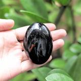 Đá cầm tay Black tourmaline palm stone