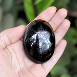 Đá cầm tay Black tourmaline palm stone