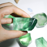 Đá năng lượng tự nhiên Green flourite cắt cạnh đặt bàn, trang trí phong thủy