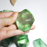 Đá năng lượng tự nhiên Green flourite cắt cạnh đặt bàn, trang trí phong thủy