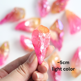 Đá thạch anh hào quang thô phủ màu hồng và vàng mang lại năng lượng luân xa, may mắn và tỉnh yêu