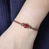 Vòng tay macrame kiểu đơn giản với đá carnelian