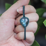 Vòng tay macrame đá xà cừ (Labradorite) ánh lửa xanh