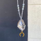 Vòng cổ đá thạch anh trắng kết hợp với hạt đá morganite và charm mặt trăng, tổng hợp năng lượng tích cực và bảo vệ