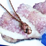 Vòng cổ macrame đá tường vi rhodonite