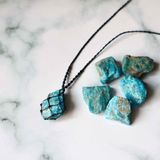 Raw apatite macrame necklace | Vòng cổ macrame đá thô apatite