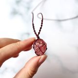 Raw strawberry quartz necklace | Vòng cổ macrame đá thô thạch anh dâu tây
