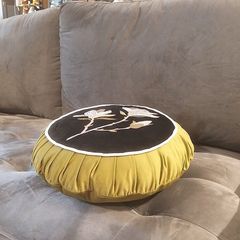 VỎ GỐI THÊU HOA MỘC LAN HÌNH TRÒN