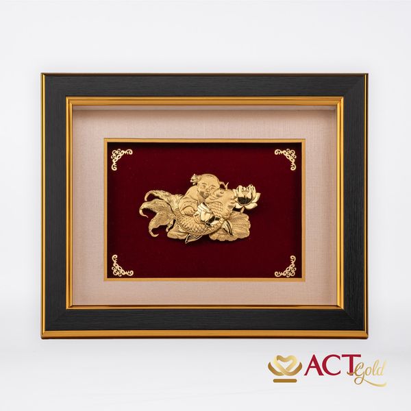 Quà tặng Tranh Em Bé Ôm Cá Chép dát vàng 24k ACT GOLD ISO 9001:2015