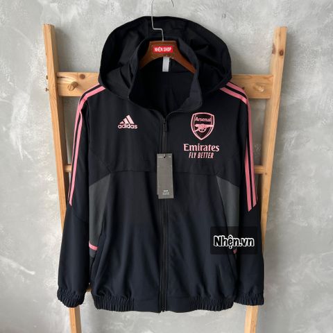ÁO KHOÁC GIÓ ARSENAL ĐEN SỌC HỒNG 2023/24
