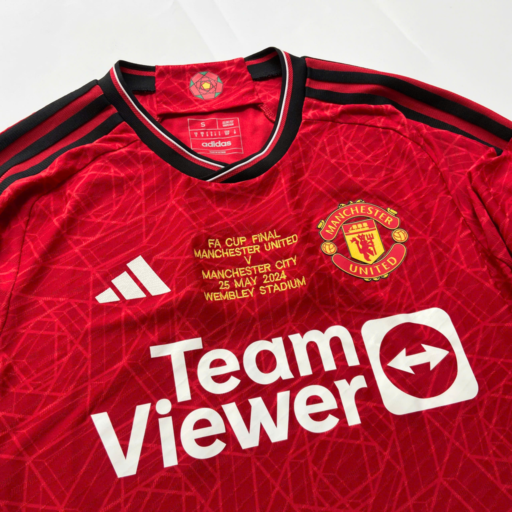 ÁO BÓNG ĐÁ MU 2023/24 CHÍNH HÃNG SÂN NHÀ THÊU FINAL DETAIL, LOGO FA CUP - IP1728