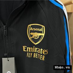 ÁO KHOÁC GIÓ ARSENAL ĐEN SỌC 3 MÀU 2023/24