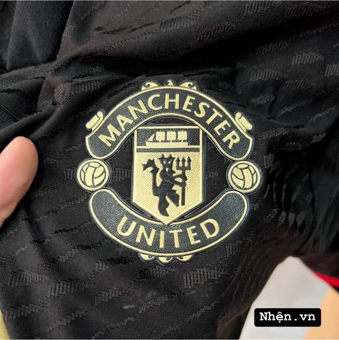 ÁO ĐẤU MANCHESTER UNITED 2023 HÀNG THÁI ĐEN LOGO VÀNG GOLD PLAYER