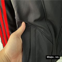 ÁO KHOÁC MUFC HOJLUND 2023 ĐEN SỌC ĐỎ DÀI