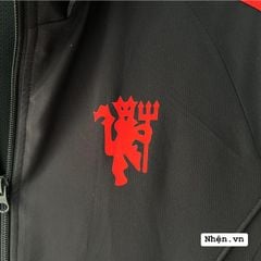 ÁO KHOÁC MUFC HOJLUND 2023 ĐEN SỌC ĐỎ DÀI